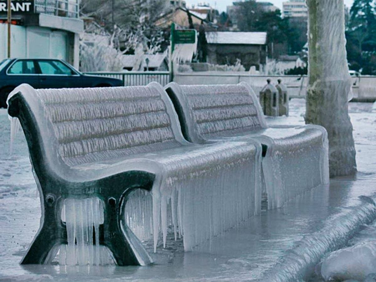 A diferencia de la nieve, el hielo húmedo produce una reducción en la tracción, y los vehículos son más proclives a deslizarse A diferencia de la nieve, el hielo húmedo produce una reducción en la tracción, y los vehículos son más proclives a deslizarse