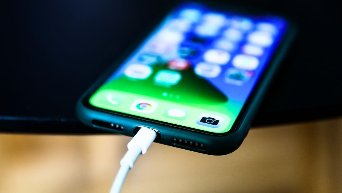 Los expertos en tecnología recomiendan cargar el celular sin funda en la medida que puedas