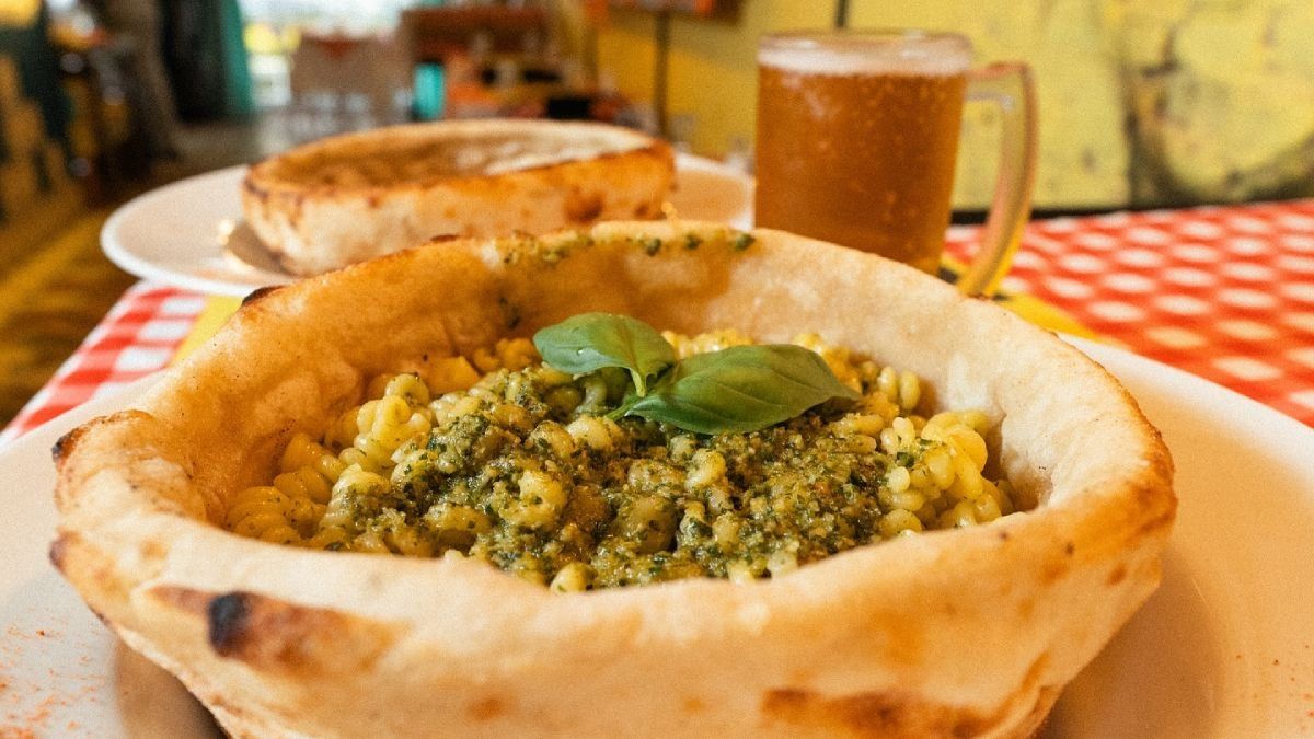 ¿Has probado la pasta servida sobre una pizza? El bodegón que ofrece esta locura