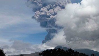 Ecuador en alerta: evacuaron a 400 personas por el volcán y se decretó el estado de excepción
