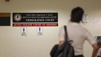 Estados Unidos cancela permisos a inmigrantes de varios países tras fallo del Supremo