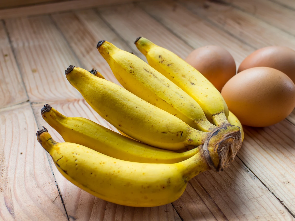 Las cáscaras de huevo y banana pueden ser usadas con un beneficio en particular Las cáscaras de huevo y banana pueden ser usadas con un beneficio en particular