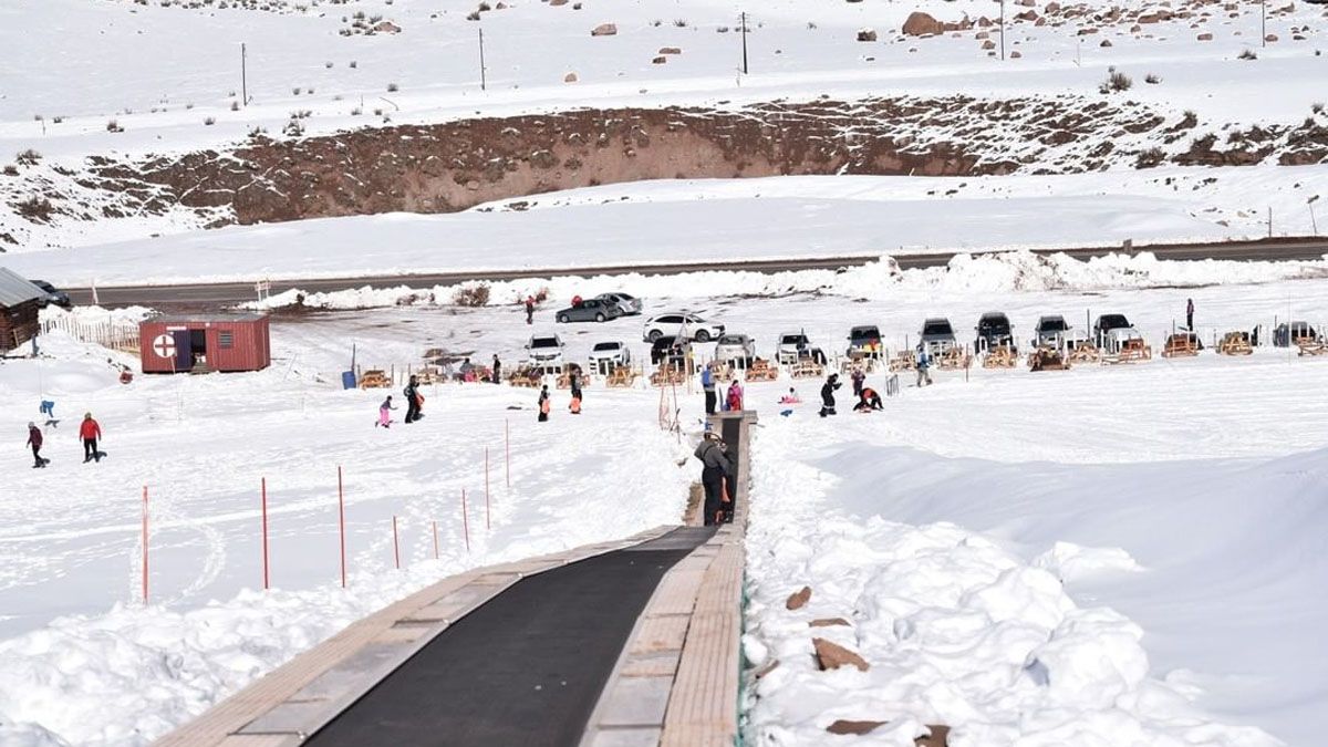Las nevadas de este 2022 fueron suficientes para abrir el fin de semana pasado el parque de nieve Los Puquios, el más cercano a la Ciudad de Mendoza.