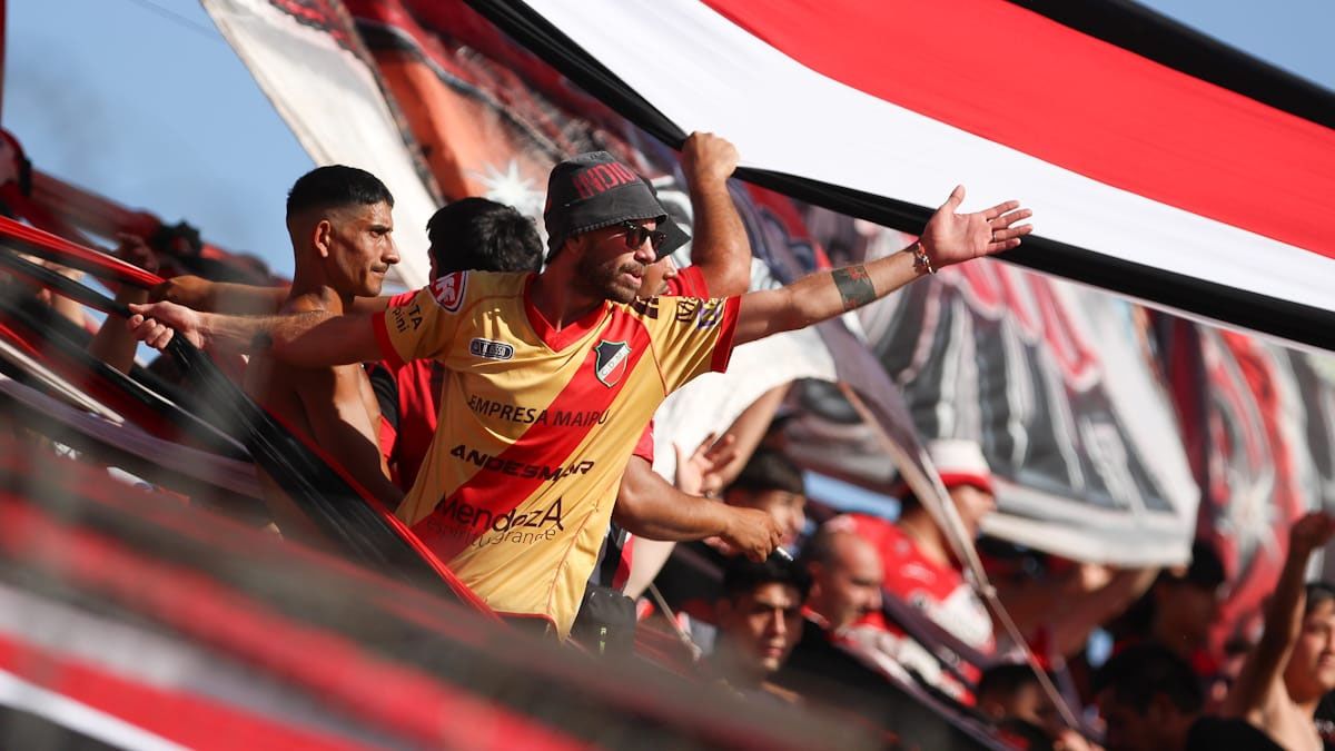 Los hinchas del Deportivo Maipú le dieron su apoyo al equipo.