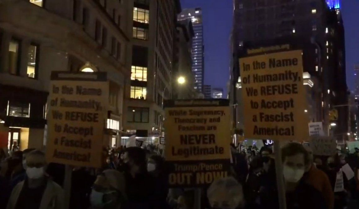 Cientos de manifestantes salieron a las calles en Nueva York a proestar luego de las elecciones, en un llamado llamado a la justicia, la equidad y la democracia