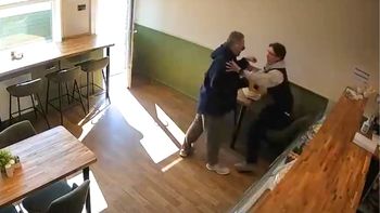 Video: entró a un café, apuñaló de la nada a un cliente y se sentó a esperar a la Policía