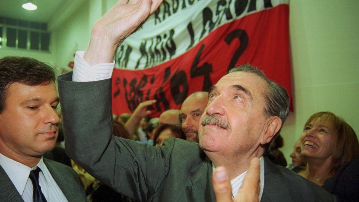 Alfonsín visita una sede de la Unión Cívica Radical, y junto a él, quien fue su sombra, el custodio Daniel Tardivo.