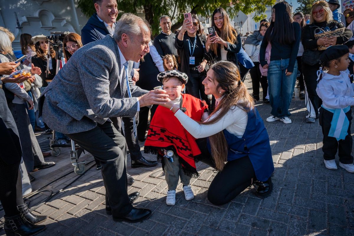 El intendente Raúl Rufeil participó del desfile por el 25 de Mayo en su departamento San Martín. El intendente Raúl Rufeil participó del desfile por el 25 de Mayo en su departamento San Martín.