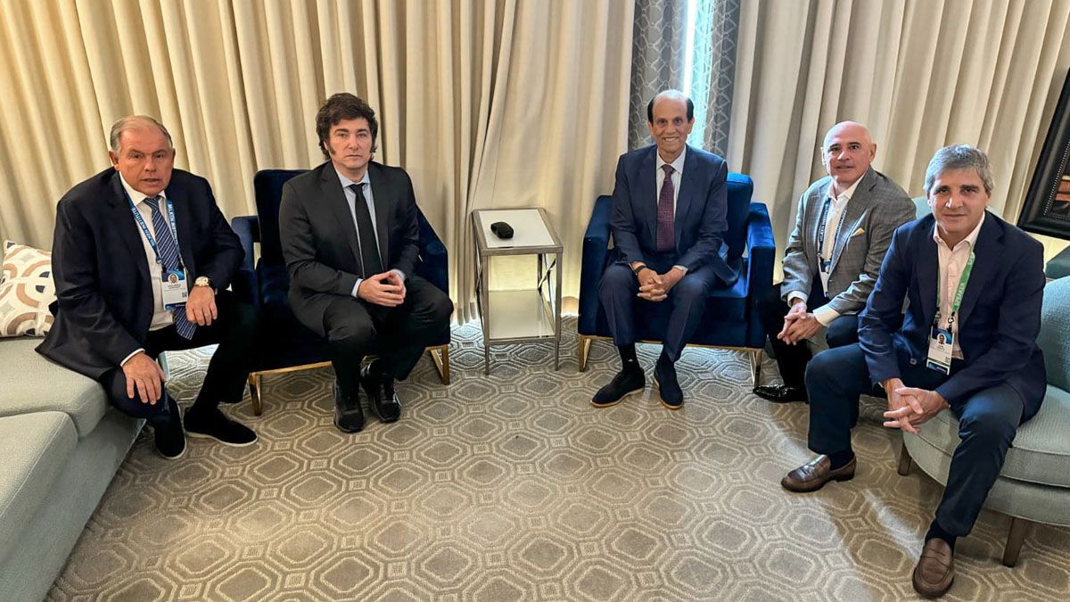 Javier Milei y el ministro Luis Caputo, con los organizadores de la Conferencia Global a la que fue invitado el Presidente. Javier Milei y el ministro Luis Caputo, con los organizadores de la Conferencia Global a la que fue invitado el Presidente.