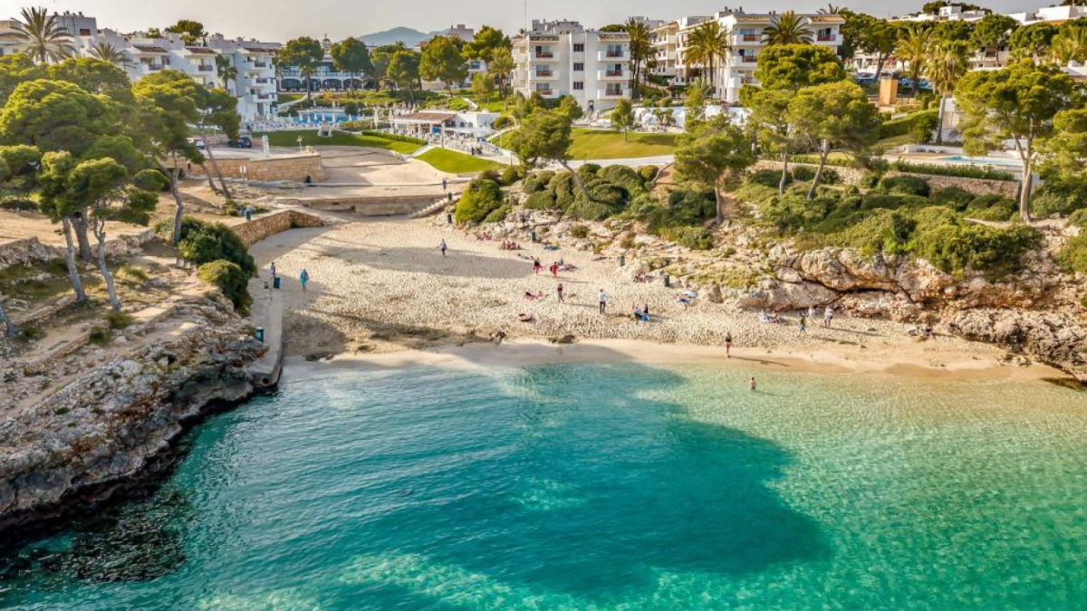 La playa más bonita de España con la cala más encantadora está en Palma de Mallorca. La playa más bonita de España con la cala más encantadora está en Palma de Mallorca.