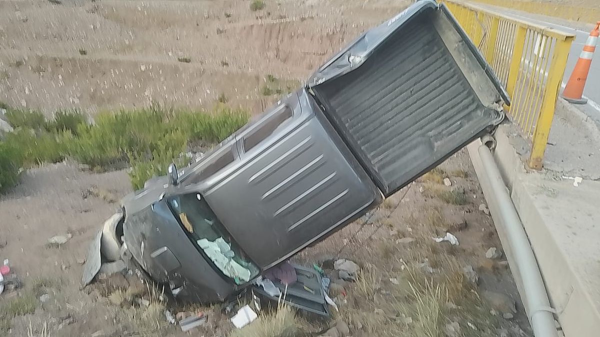 La camioneta cayó por el puente del río Horcones.
