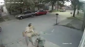 Un hombre obligó, con un machete, a un ladrón a mostrar la cara frente a las cámaras