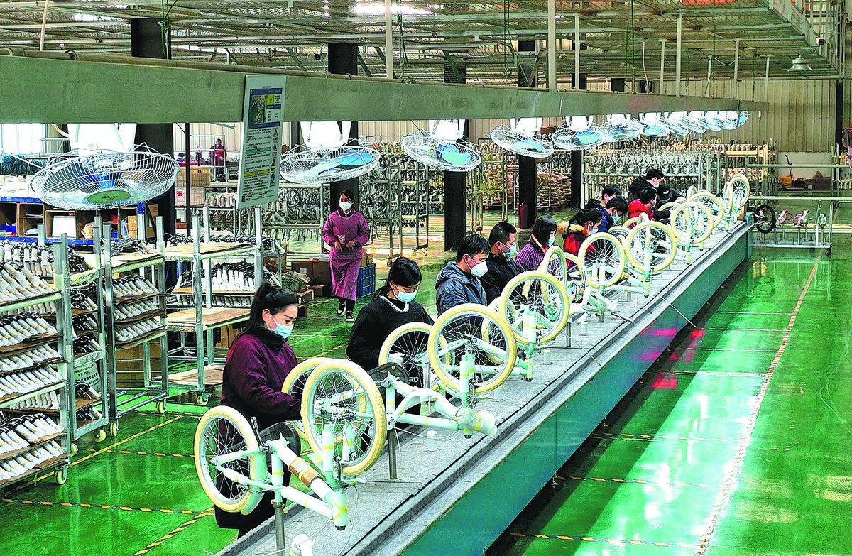 Las bicicletas para exportar a Indonesia se ensamblan en una fábrica en Shijiazhuang, provincia de Hebei. GAO BO / XINHUA