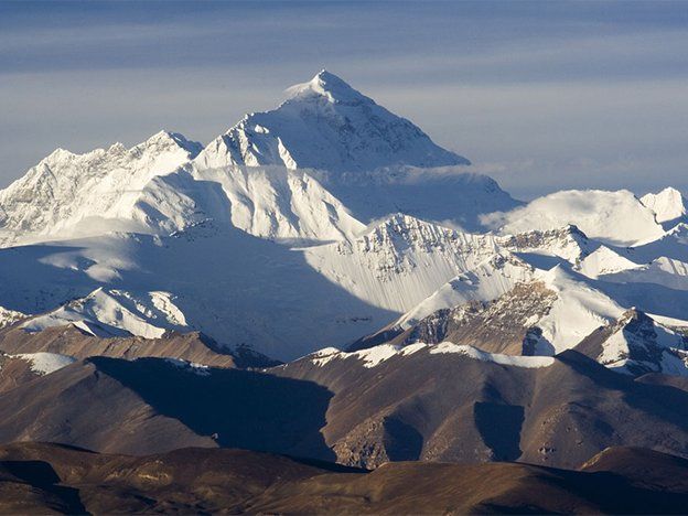 Nepal obliga a quienes suban al Everest a bajar con 8 kilos de basura