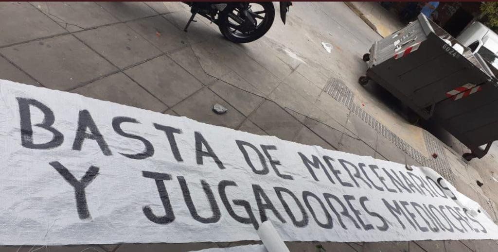 Los pasacalles de los hinchas de San Lorenzo apuntaron contra Tinelli y el plantel.