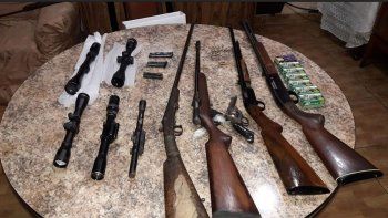 Cinco personas quedaron detenidas tras encontrarles un arsenal