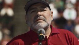 Maradona cambió su frase histórica: La pelota sí se mancha