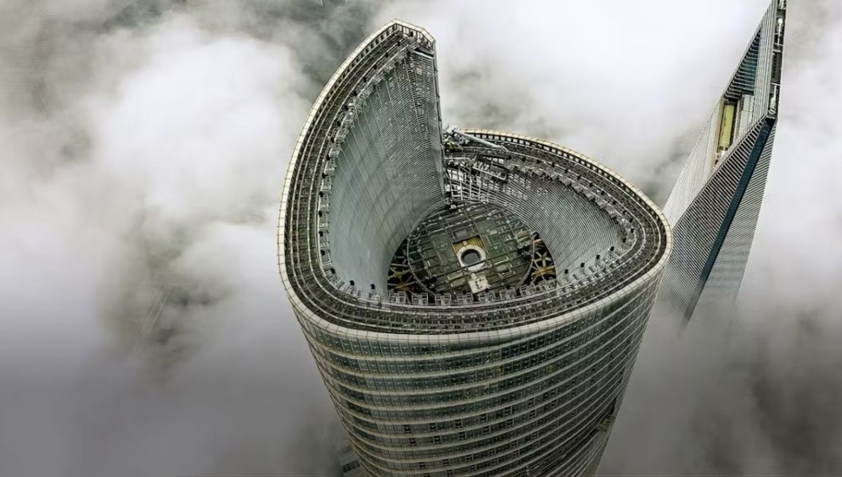 Shanghai desafía los límites de la ingeniería con este gigante de acero y vidrio. Shanghai desafía los límites de la ingeniería con este gigante de acero y vidrio.