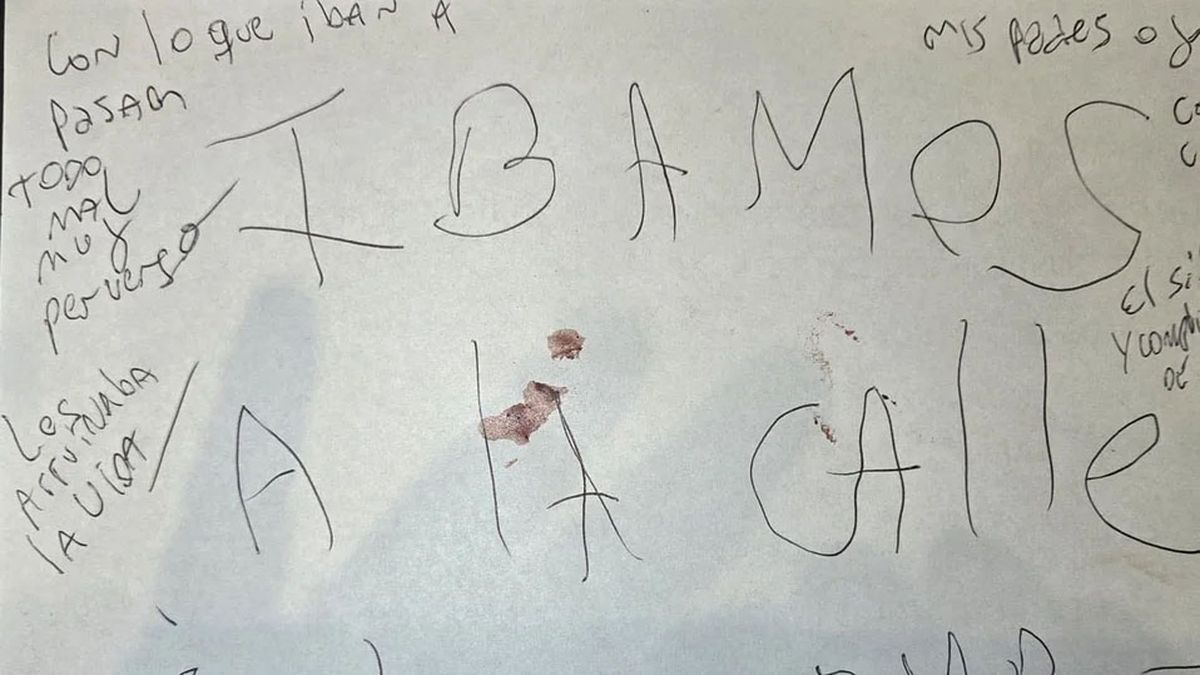 La carta que dejó Laura Leguizamón que encontraron los pesquisas tras la masacre de Villa Crespo. Foto: Noticias Argentinas.