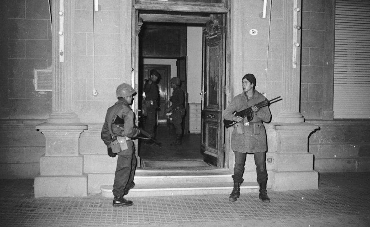 Guardia militar en la Casa de Gobierno de Chubut en la madrugada del 24 de marzo de 1976, hace 50 años. Derrocaron al gobernador peronista Benito Fernández. Guardia militar en la Casa de Gobierno de Chubut en la madrugada del 24 de marzo de 1976, hace 50 años. Derrocaron al gobernador peronista Benito Fernández.