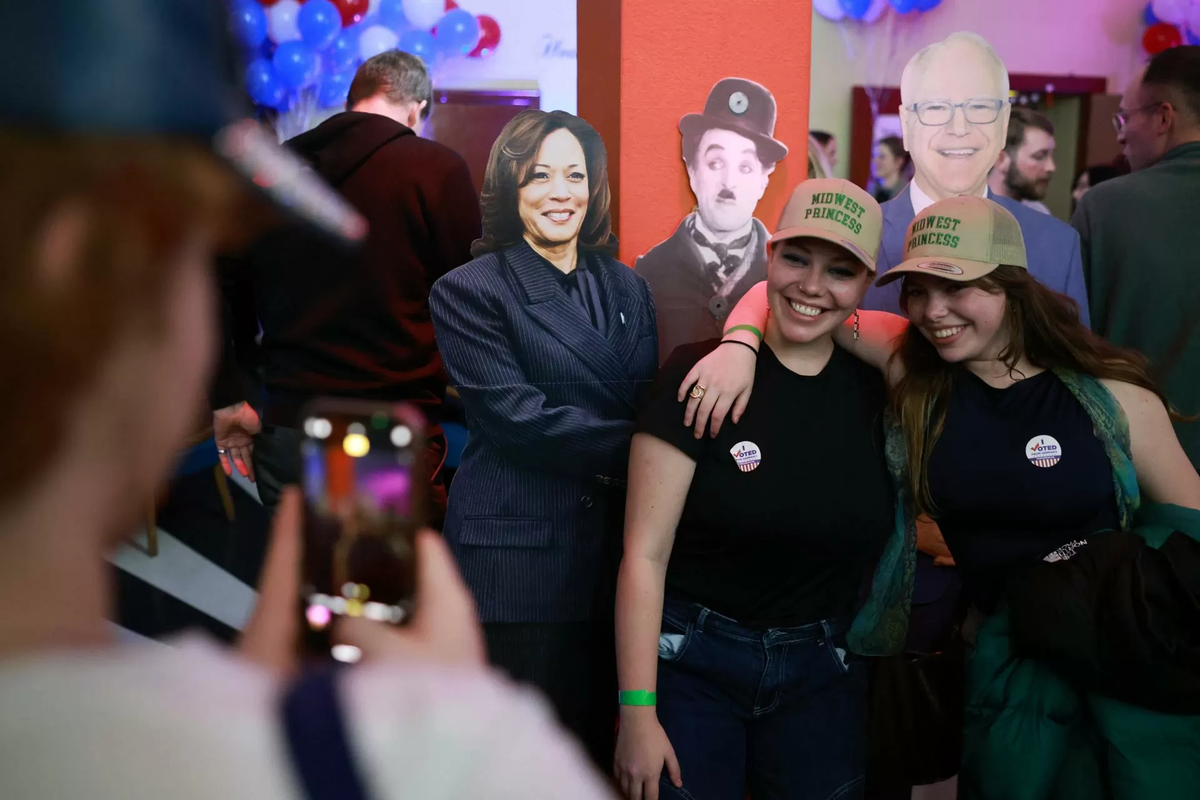 Estadounidenses que apoyan a la candidata demócrata Kamala Harris, en el evento en la Universidad Howard donde se concentra el equipo de la vicepresidenta. Estadounidenses que apoyan a la candidata demócrata Kamala Harris, en el evento en la Universidad Howard donde se concentra el equipo de la vicepresidenta.