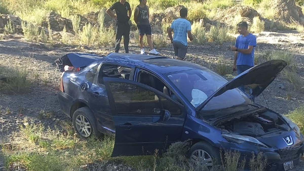 El auto impactado iba con cinco ocupantes.