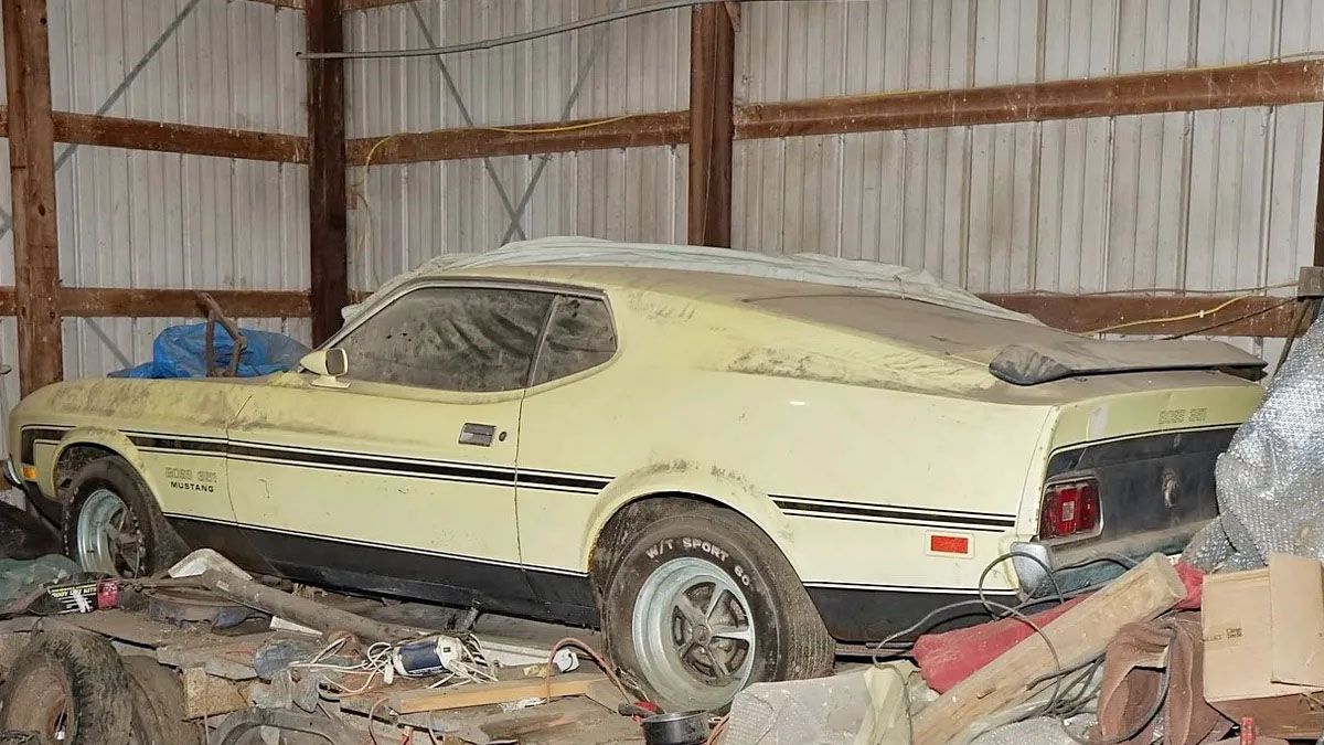 Un Ford Mustang fue encontrado tras estar 50 años abandonado en una cochera