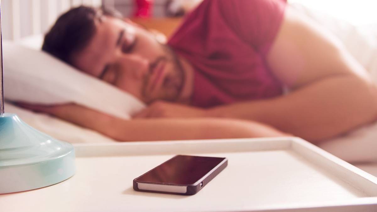 El Feng Shui advierte sobre los peligros de dormir con le celular al lado de la cama.&nbsp;