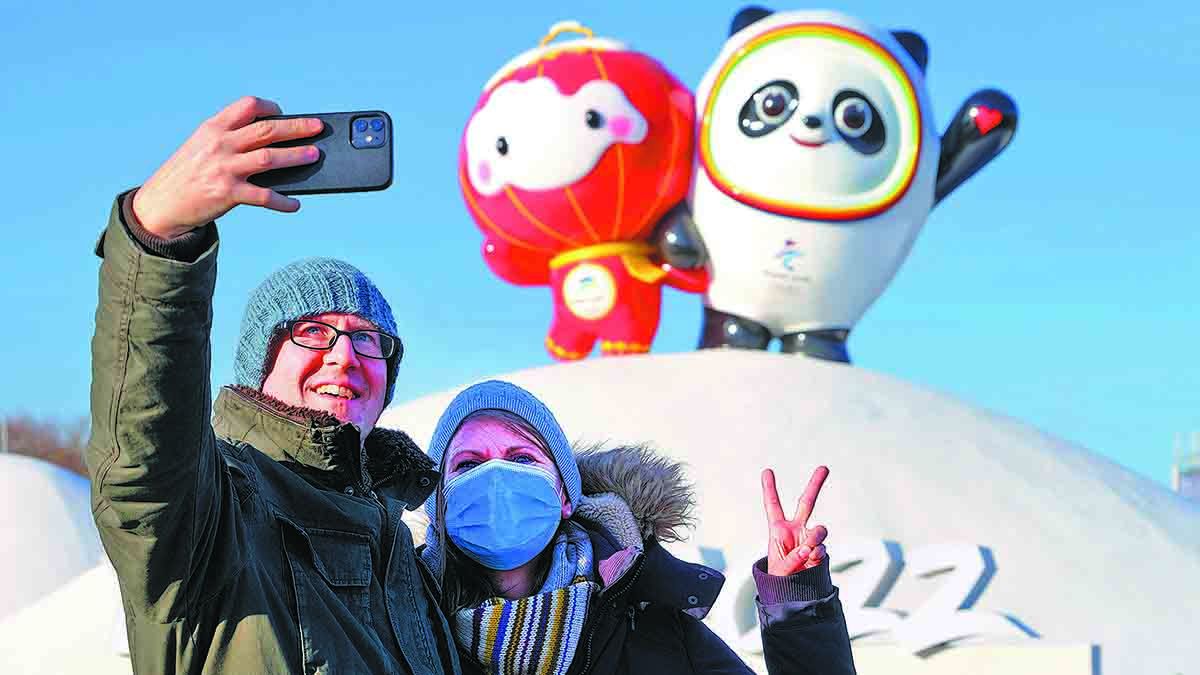 Visitantes se toman una selfie frente a Bing Dwen Dwen (derecha) y Shuey Rhon Rhon