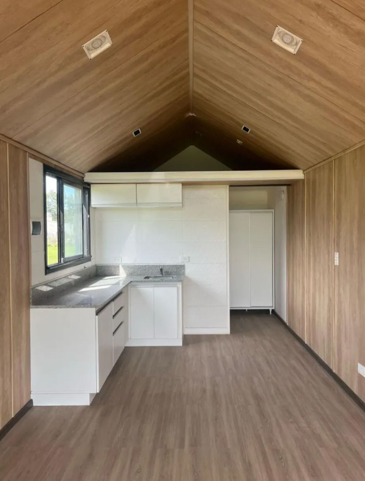 Por dentro: se puede instalar una cocina y un baño en esta mini casa Por dentro: se puede instalar una cocina y un baño en esta mini casa