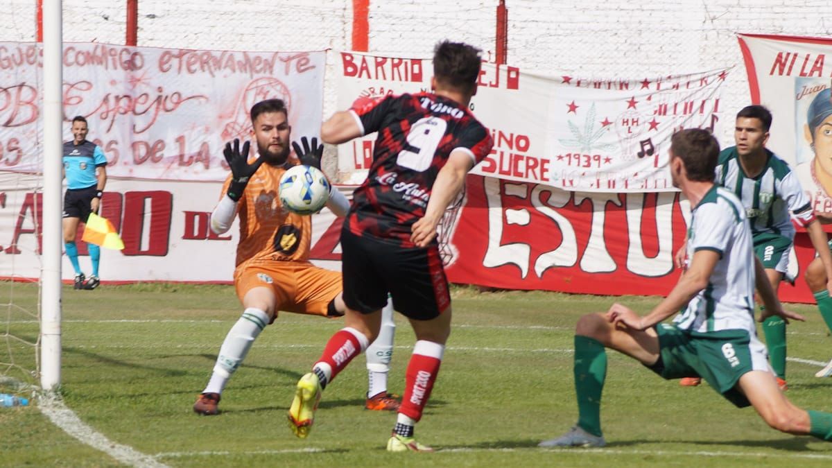 Nacho Pipistrelli tuvo dos ocasiones claras para anotar en el primer tiempo para el Globo. Nacho Pipistrelli tuvo dos ocasiones claras para anotar en el primer tiempo para el Globo.