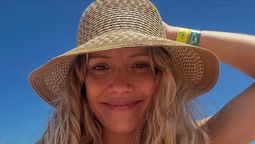 Desde el Caribe, Laurita Fernández se sumó al taparrabos en clave bicolor y print damero