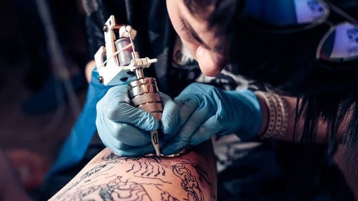 Un joven se hizo tatuar el pene y el trabajo se volvió viral