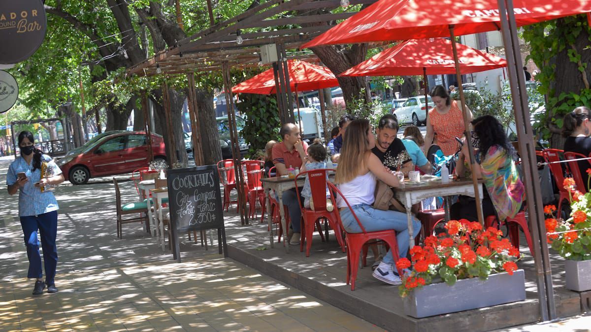 Con la campaña #MendocinosPorLaGastronomía, los empresarios gastronómicos buscan meter presión para que el Gobierno los habilite a abrir hasta la 1 de la madrugada.