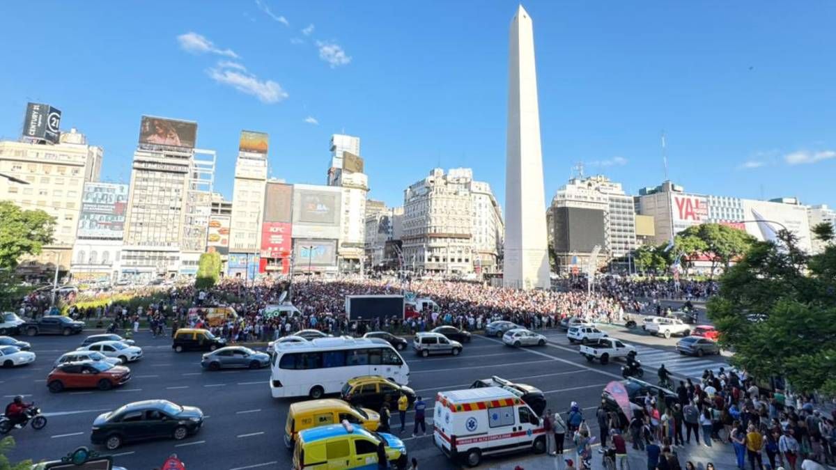 Cientos de venezolanos se concentraron en el Obelisco para celebrar la caída del régimen de Nicolás Maduro. Cientos de venezolanos se concentraron en el Obelisco para celebrar la caída del régimen de Nicolás Maduro.
