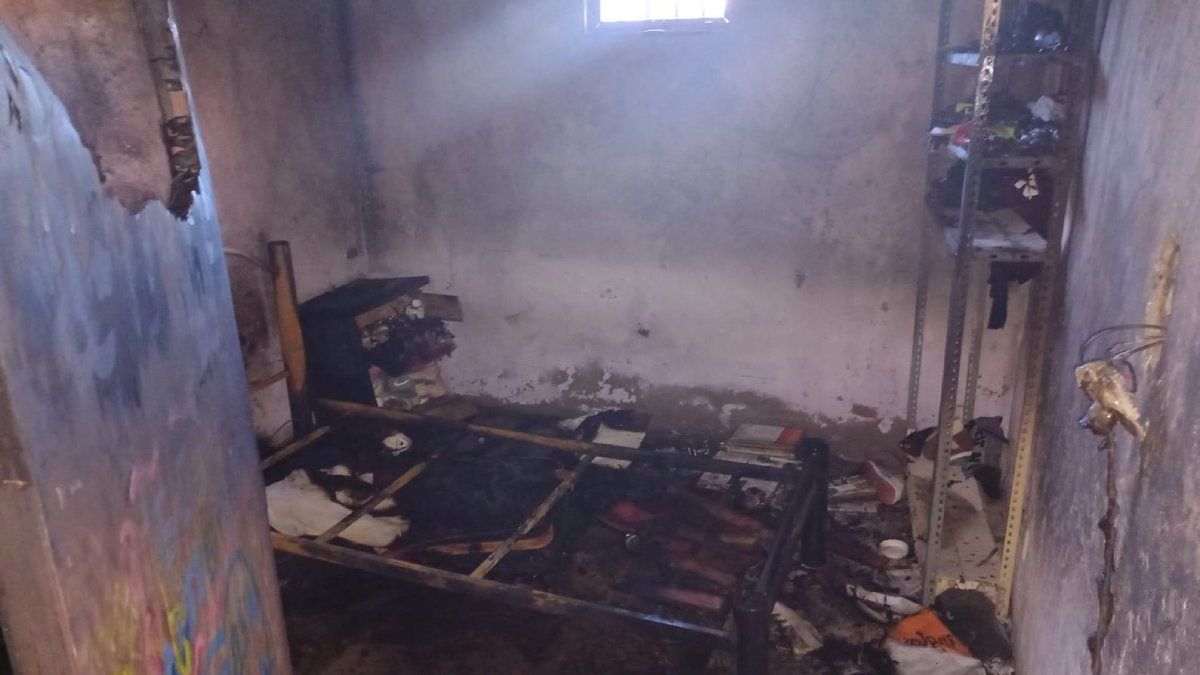 El incendio en Godoy Cruz dejó a dos jóvenes internados. Foto: Matías Pascualetti.