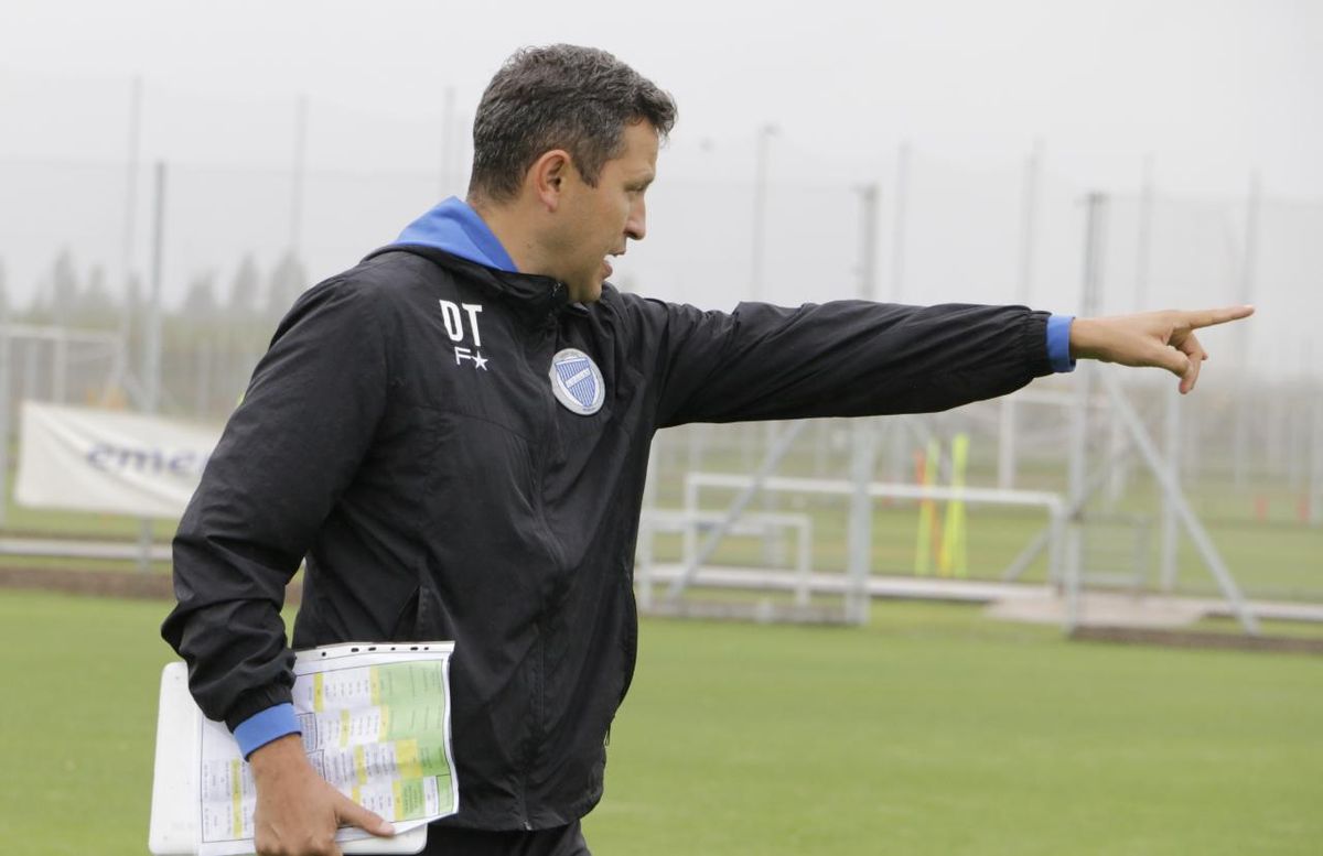 El entrenador Diego Flores se prepara para jugar ante Racing.
