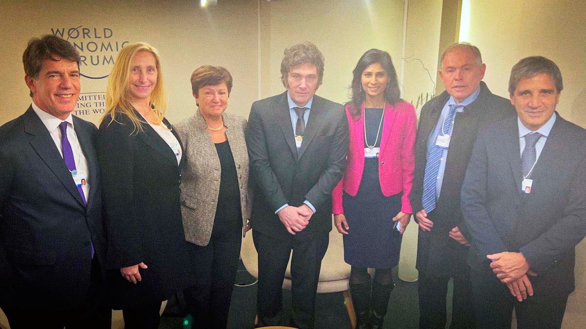 La comitiva presidencial junto a Javier Milei y la titular del FMI, Kristalina Georgieva.