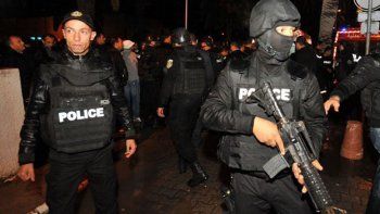 Al menos 12 muertos y 20 heridos por un atentado en Túnez a un micro de la guardia presidencial