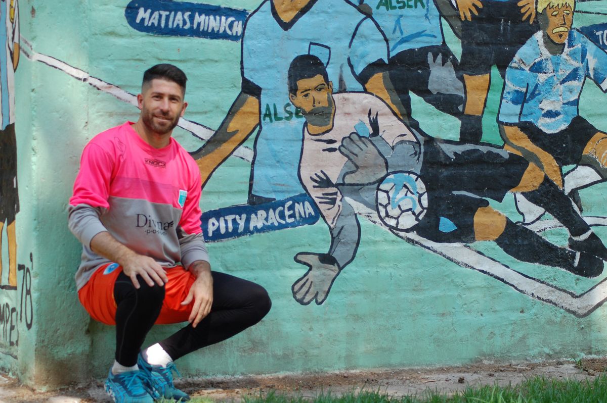 Cristian Aracena, el ídolo de Gutiérrez Sport Club está junto al mural. Allí está junto a otros referentes del Celeste.