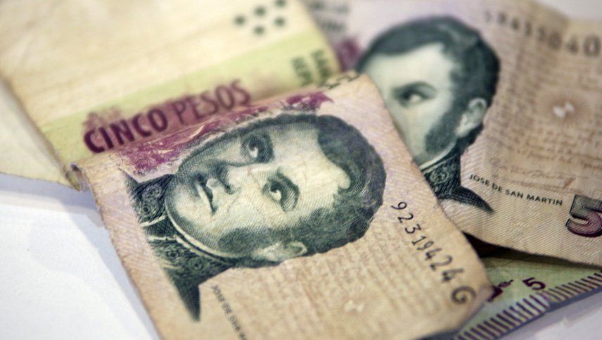 En la última semana de los billetes de $5 las monedas  poco se ven en Mendoza