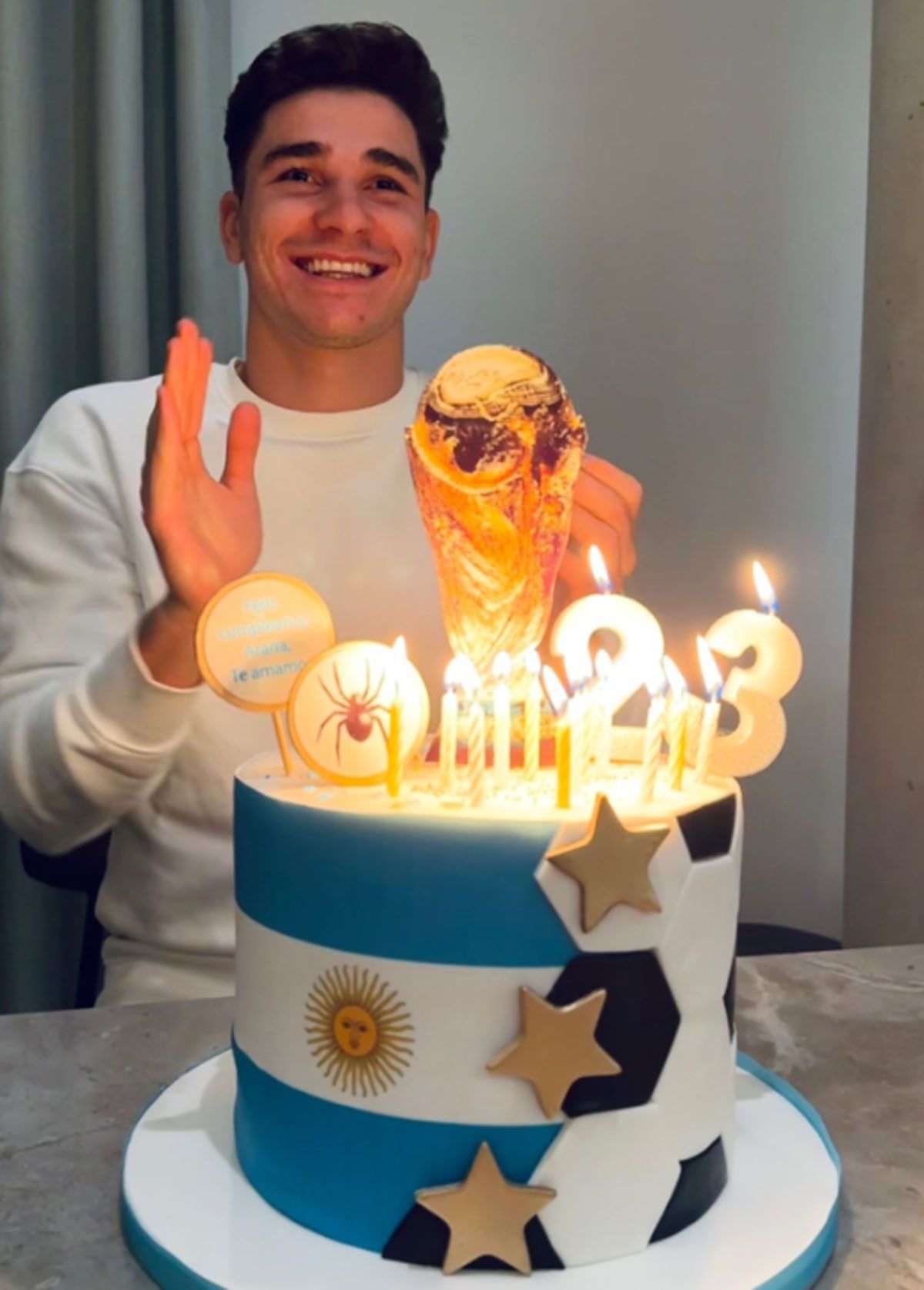 Álvarez con la torta de su cumpleaños 23