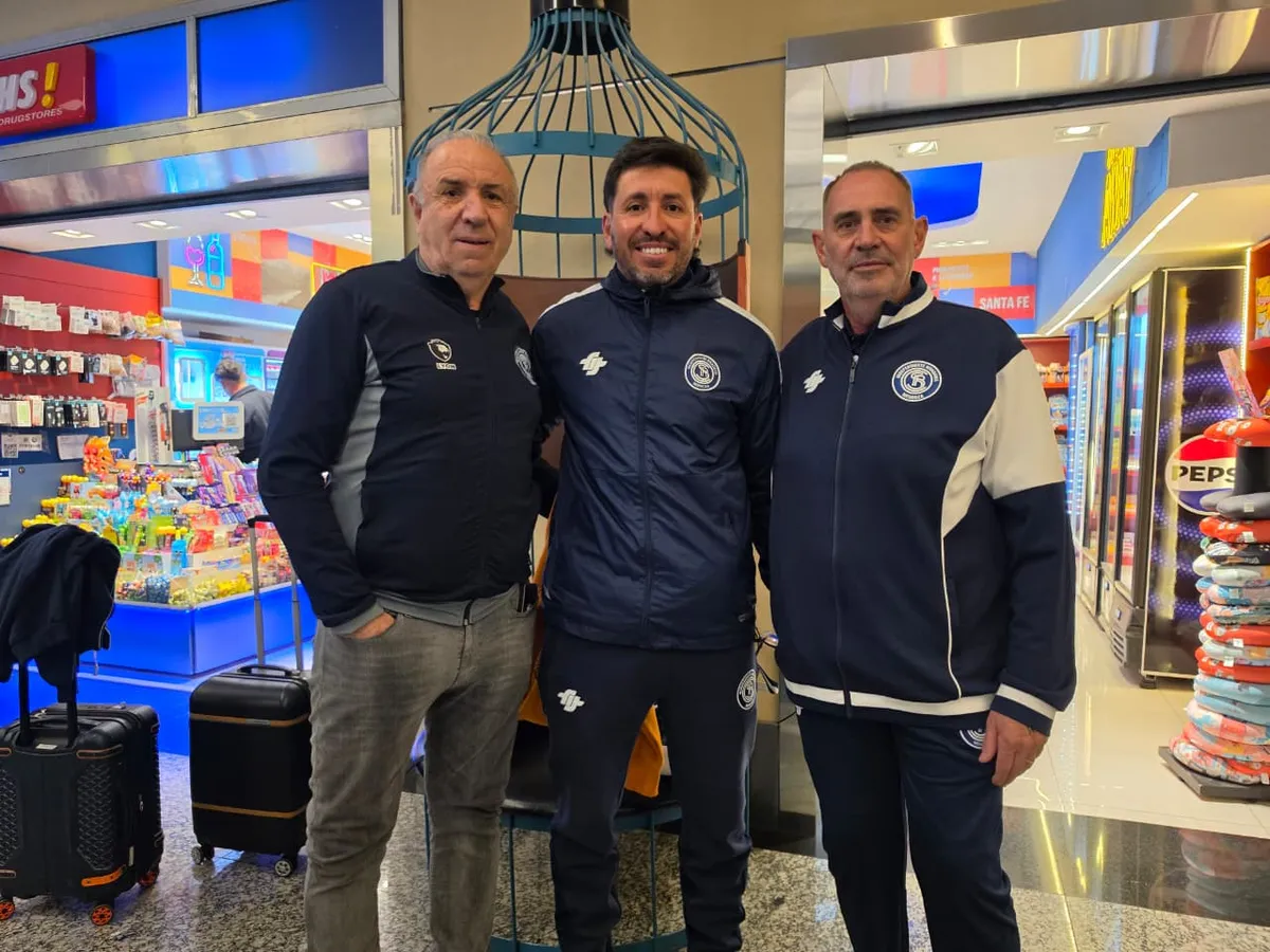 Muchos hinchas de la Lepra viajaron este domingo en el chárter con el plantel.