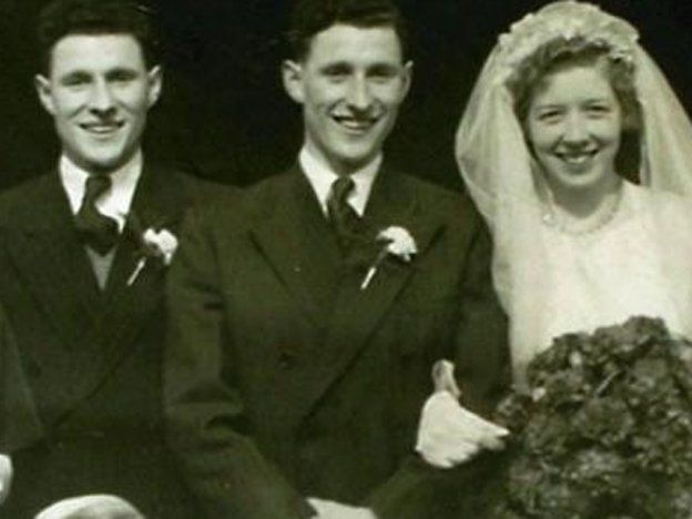 Le robó la novia a su hermano gemelo fingiendo ser él en 1949 y cumplieron 60 años de casados