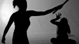 la justicia imputo a la madre golpeadora y emitio una orden de restriccion