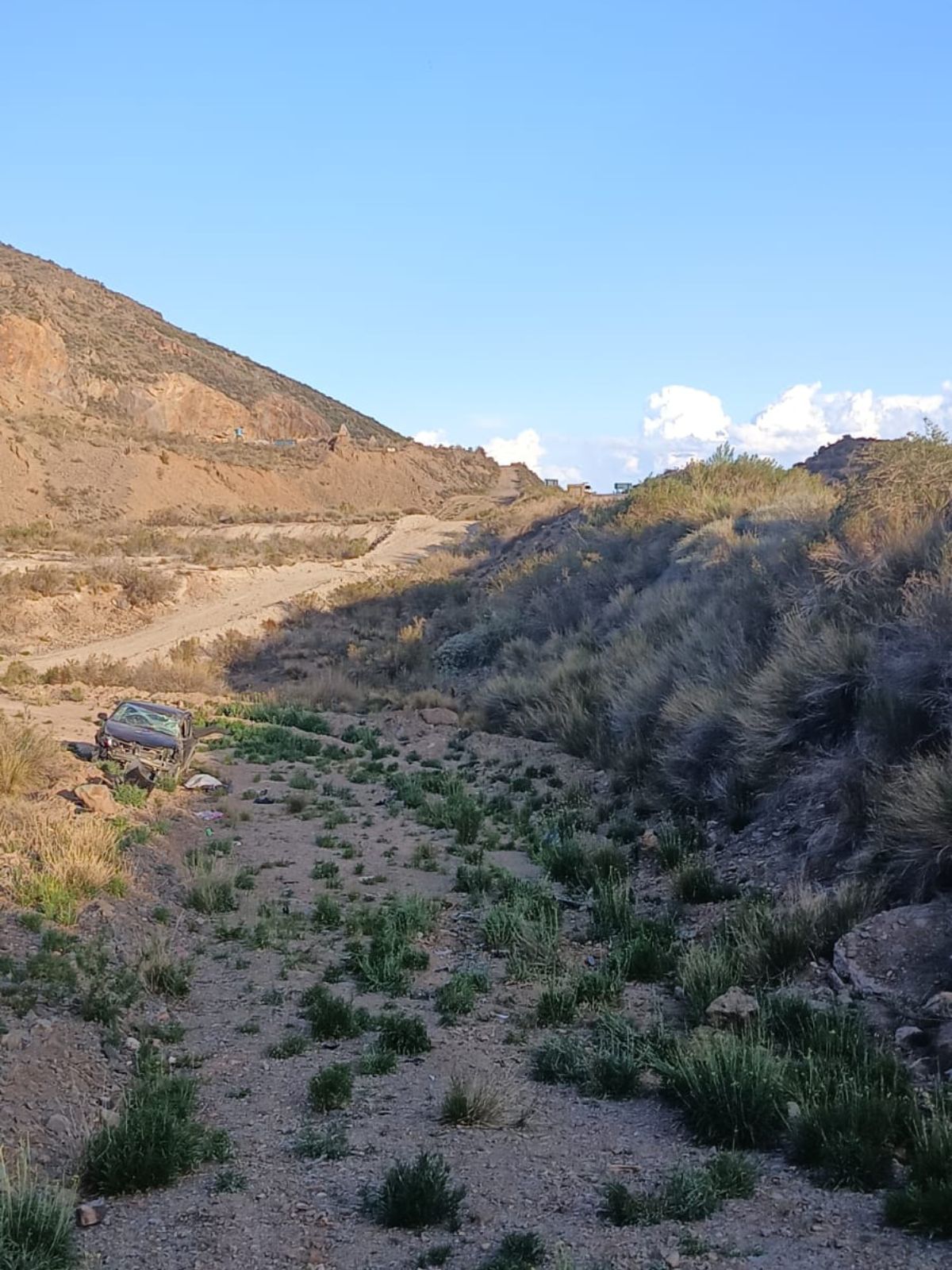 El Renault Logan de Matías Romero quedó en el fondo de un barranco, en el costado Norte de la Ruta 7, a la altura del kilómetro 1080. El Renault Logan de Matías Romero quedó en el fondo de un barranco, en el costado Norte de la Ruta 7, a la altura del kilómetro 1080.