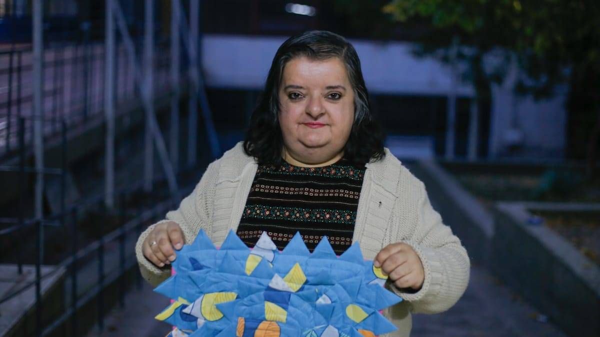 Mirta exhibe una de sus artesanías, confeccionadas con dedicación mientras Rosario estudia en el instituto Tomás Godoy Cruz. Mirta exhibe una de sus artesanías, confeccionadas con dedicación mientras Rosario estudia en el instituto Tomás Godoy Cruz.