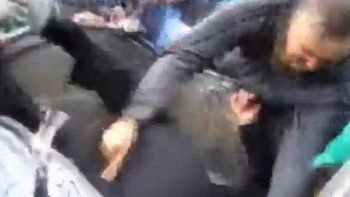 Manifestantes arrojaron a la basura a un diputado ucraniano