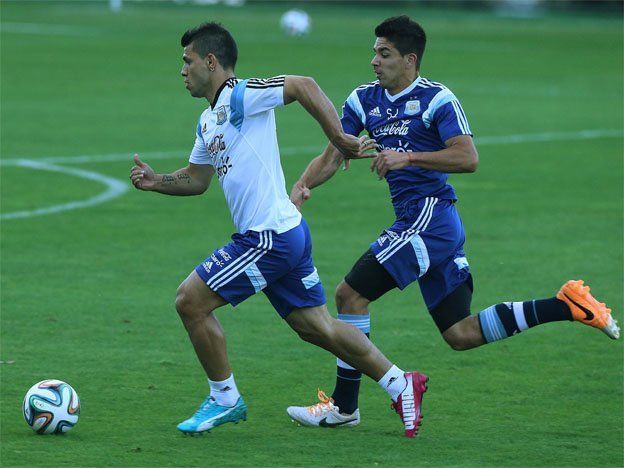 Agüero hizo fútbol y hasta marcó un gol en la práctica del domingo