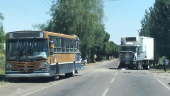 16 pasajeros de un colectivo resultaron heridos tras un choque con un camión en Lavalle